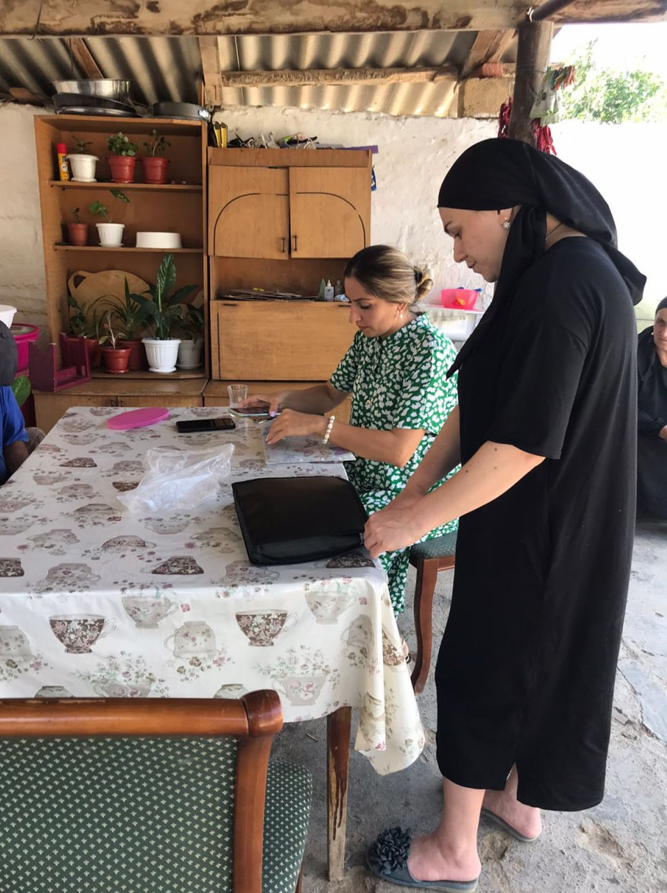 Социальные работники Минтруда Дагестана в Дербентском районе помогли многодетной семье погибшего военнослужащего оформить выплату по потере кормильца